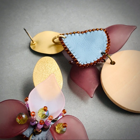 Floral earrings with wood pendant - Picture 7 of 14